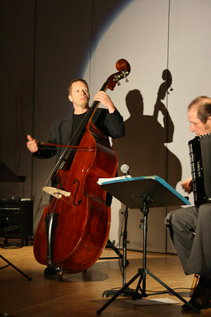 Herzer mit Kontrabass